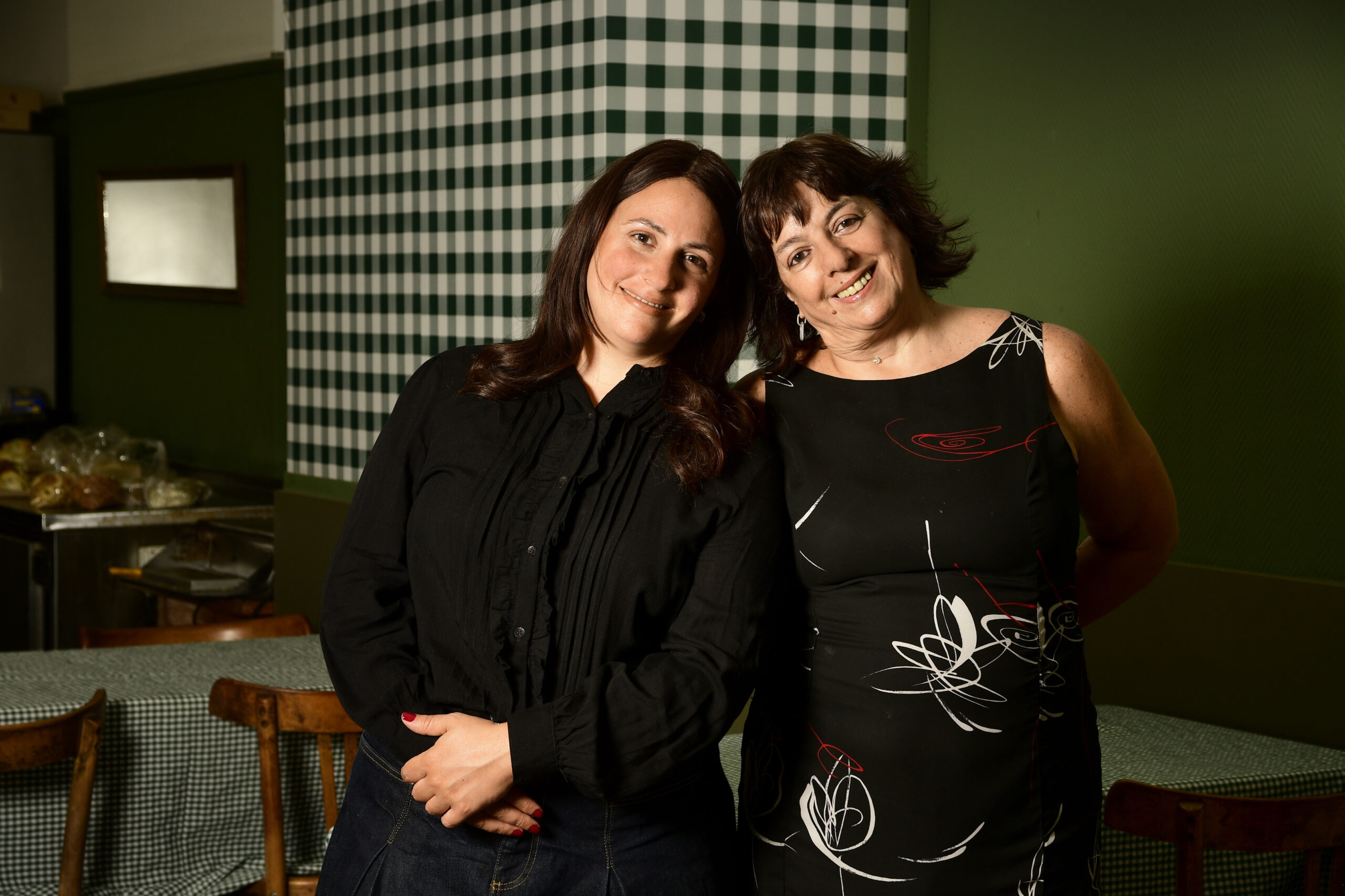 Liliana Helueni junto a su equipo en el restaurante, presentando el nuevo menú ejecutivo inspirado en la cocina de herencia