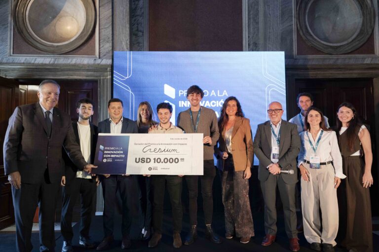 Representantes del Banco Nación y ganadores del Premio a la Innovación con Impacto junto a emprendedores argentinos