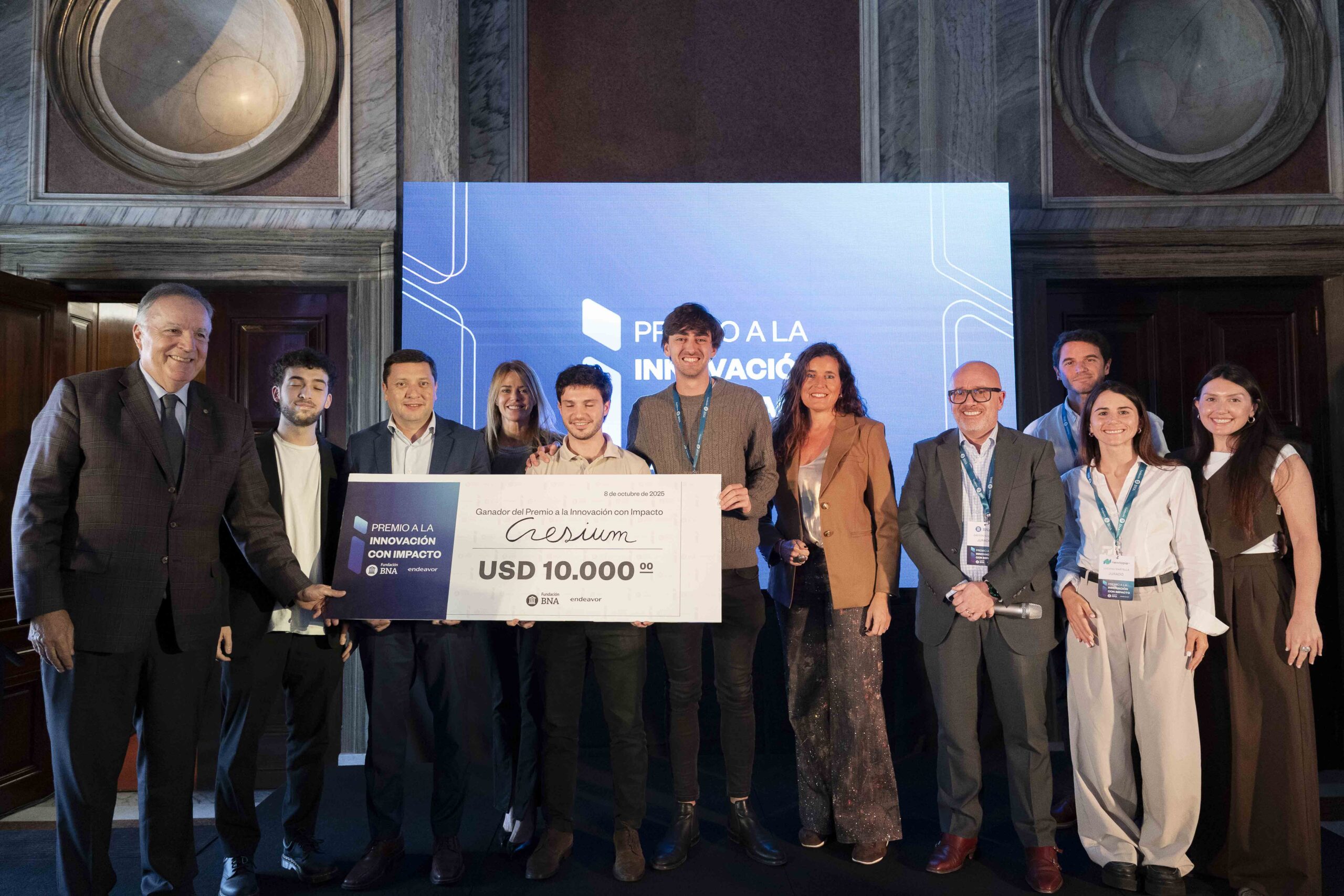 Representantes del Banco Nación y ganadores del Premio a la Innovación con Impacto junto a emprendedores argentinos