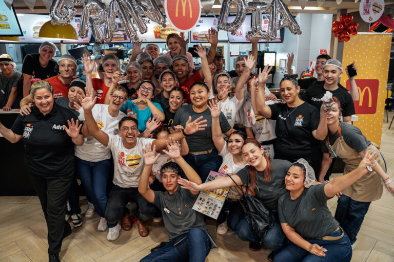 Grupo de jóvenes profesionales trabajando en una oficina moderna y colaborativa en Argentina