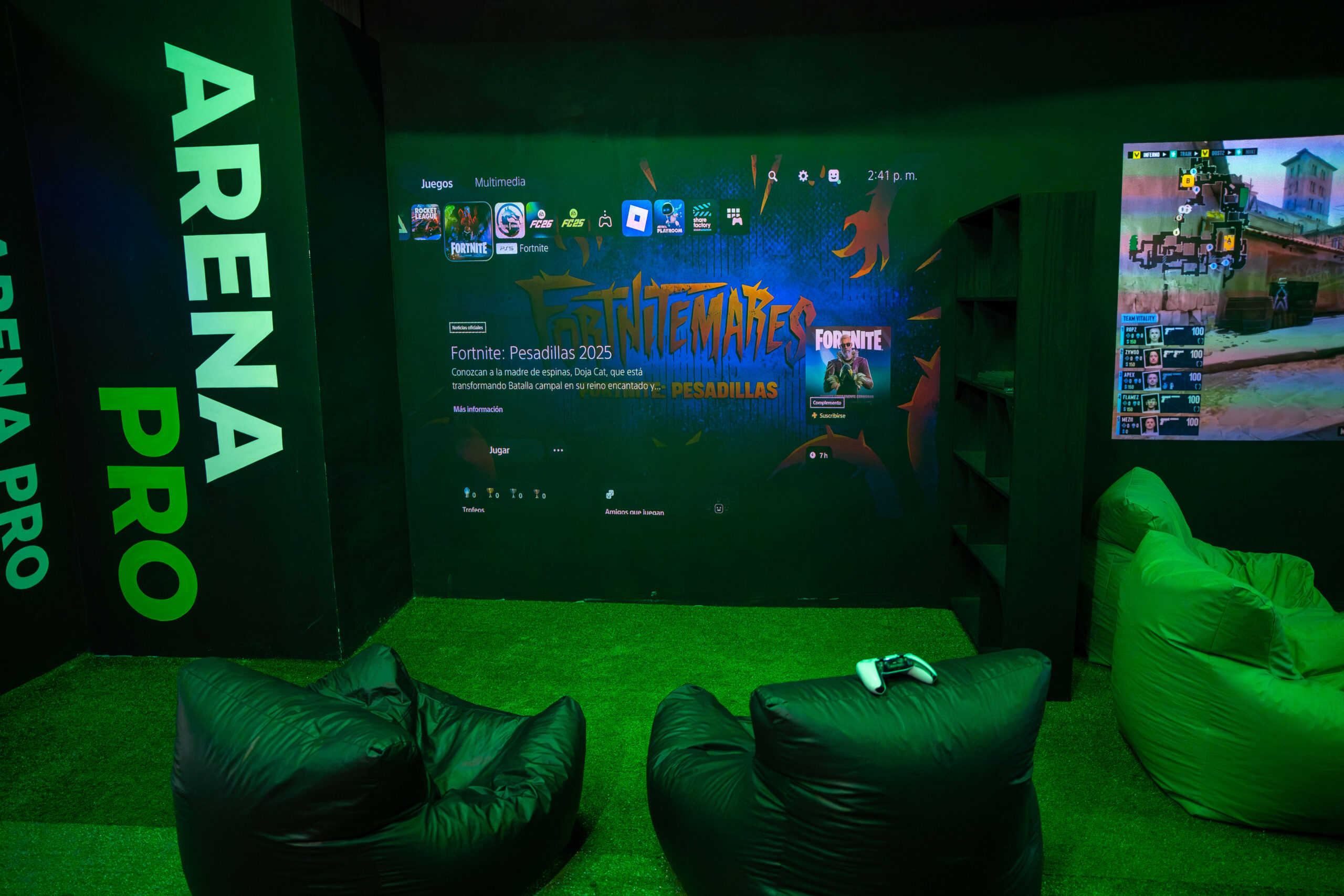 spacio de videojuegos de Arena Pro Gaming Club con proyectores, sillones gamer y ambiente inmersivo estilo lounge