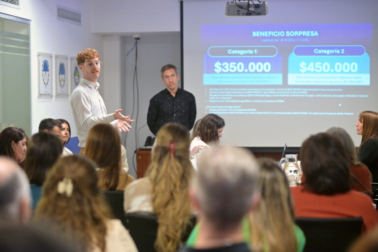 Facilitadores del Banco Nación brindando una capacitación durante la Semana de la Educación Financiera 2025 ante un auditorio colmado de participantes