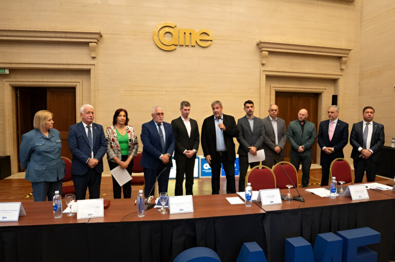 Autoridades de CAME y del Mercado Argentino de Valores durante la firma del convenio de colaboración en Buenos Aires