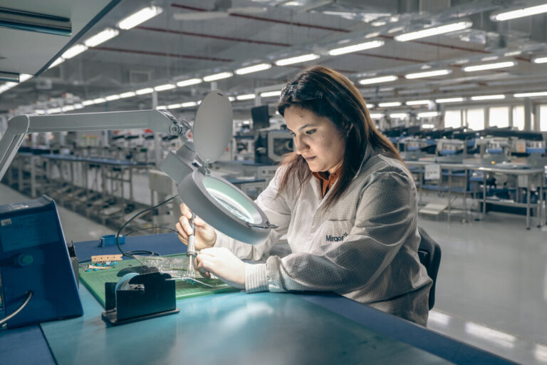 Joven fueguina trabaja en un laboratorio tecnológico, simbolizando el impacto del programa Samsung Innovation Campus en la formación y desarrollo profesional en el sur argentino