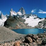 Paisaje de El Chaltén con laguna y montañas nevadas bajo un cielo despejado, representando los destinos naturales más elegidos del turismo argentino para el verano 2026