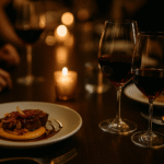 Mesa elegante con copas de vino y platos gourmet en un evento exclusivo de Ciclos Bigbox