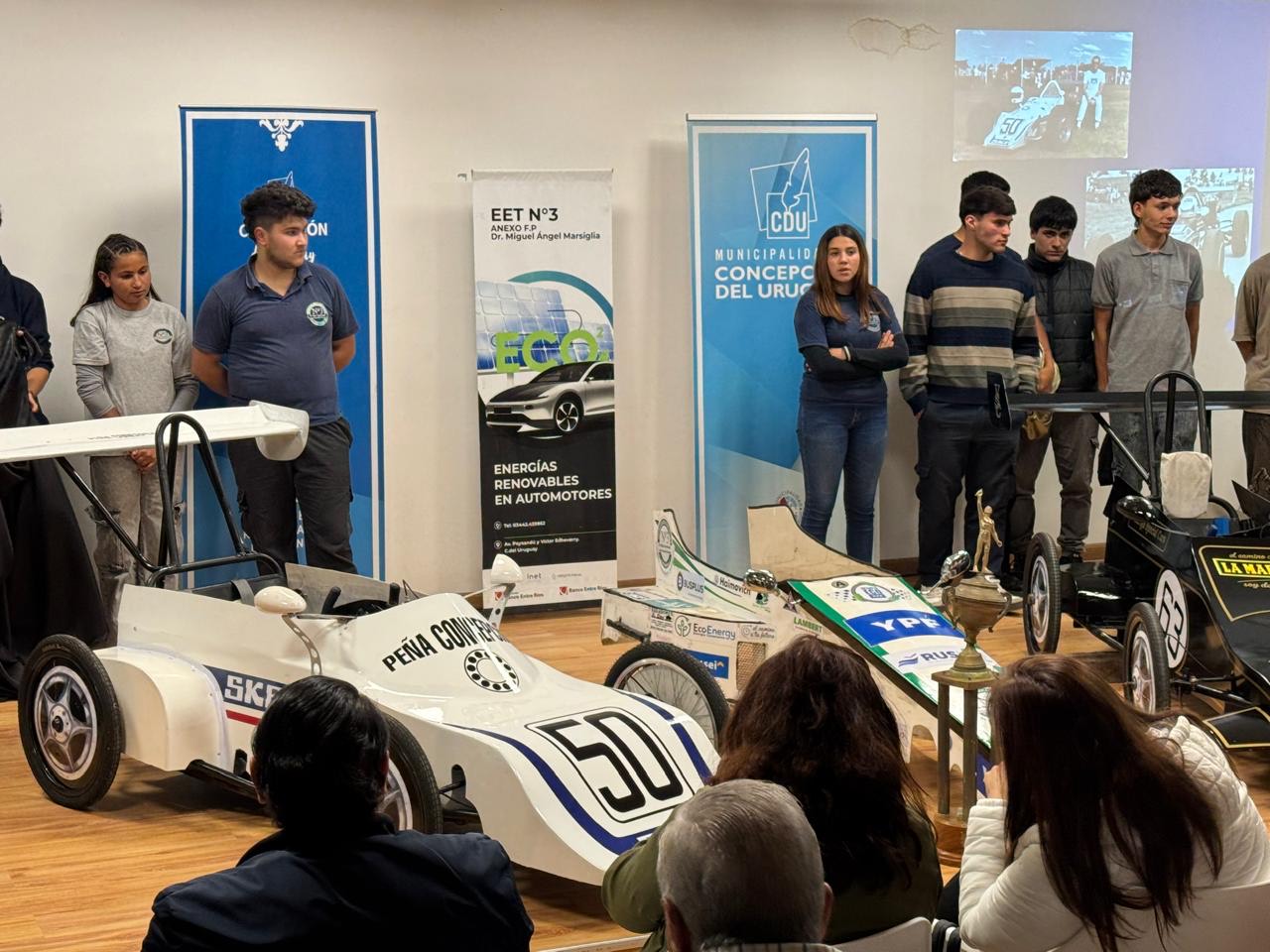 Alumnos de la Escuela Técnica Nº 3 de Concepción del Uruguay junto a los autos eléctricos construidos para competir en el Desafío ECO YPF 2025, con el apoyo de RUS