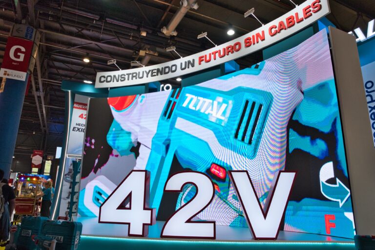 Stand de IMPEXPRO en ExpoFerretera 2025 con la presentación de la línea 42V Max de TOTAL, bajo el lema “Construyendo un futuro sin cables”