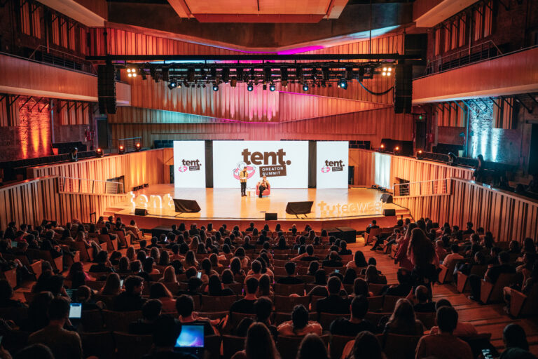 Escenario del TENT Creator Summit con público y ponentes durante una charla sobre la industria de creadores de contenido en Argentina