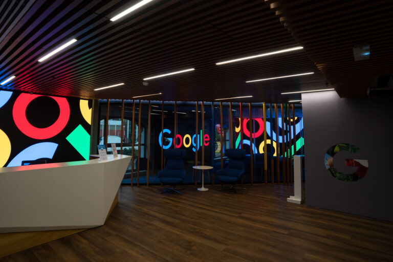 Recepción moderna de la oficina de Google en Buenos Aires, con colores y diseño tecnológico
