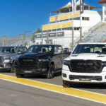 Tres camionetas RAM exhibidas en un autódromo argentino durante la primera edición del evento “RAM Performance Drive”