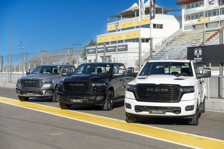 Tres camionetas RAM exhibidas en un autódromo argentino durante la primera edición del evento “RAM Performance Drive”