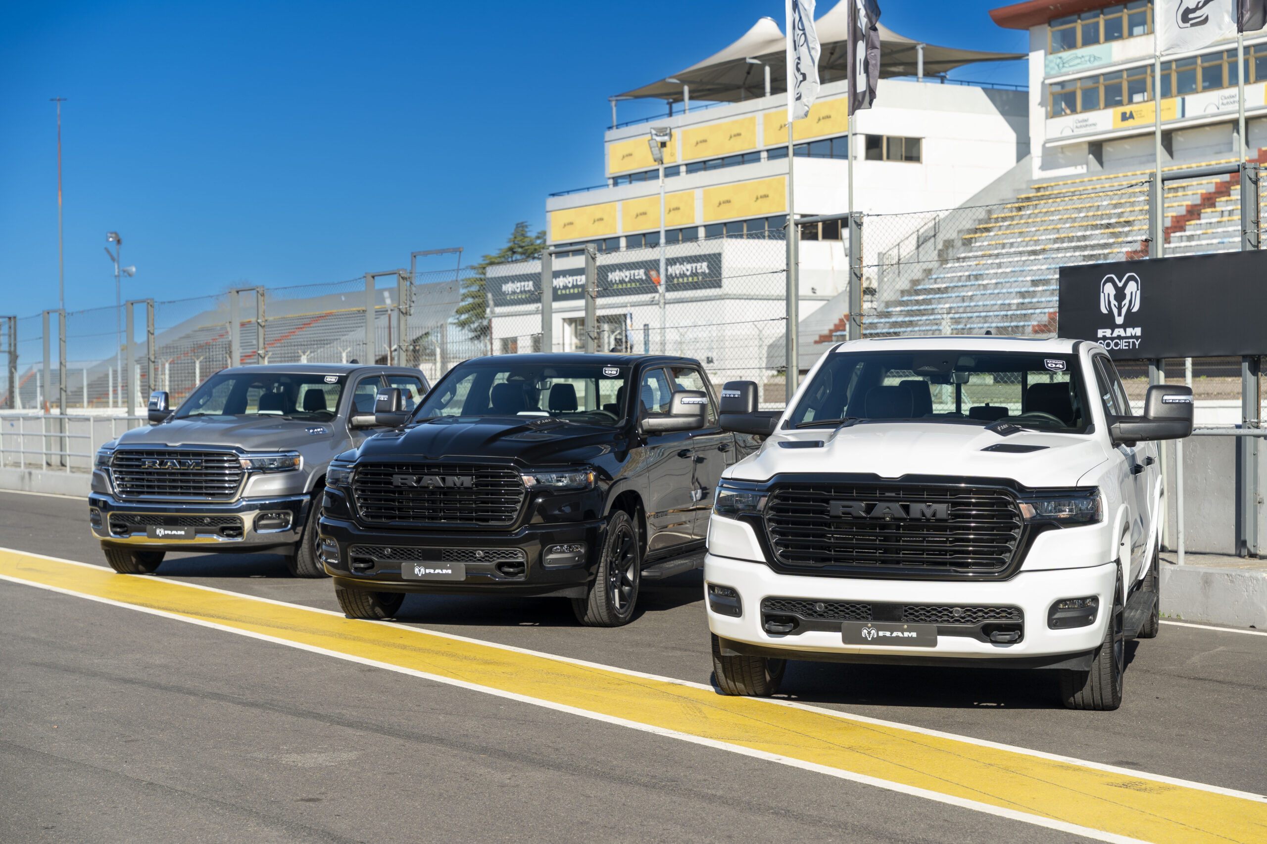 Tres camionetas RAM exhibidas en un autódromo argentino durante la primera edición del evento “RAM Performance Drive”