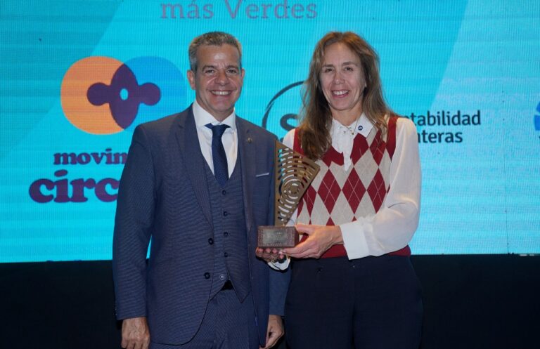 Representantes de Hoteles Más Verdes posando con el galardón del Premio de Economía Circular en reconocimiento a la sostenibilidad hotelera