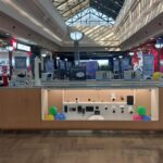 Espacio comercial de Ezviz en un shopping argentino con exhibición de cámaras y dispositivos de seguridad inteligentes