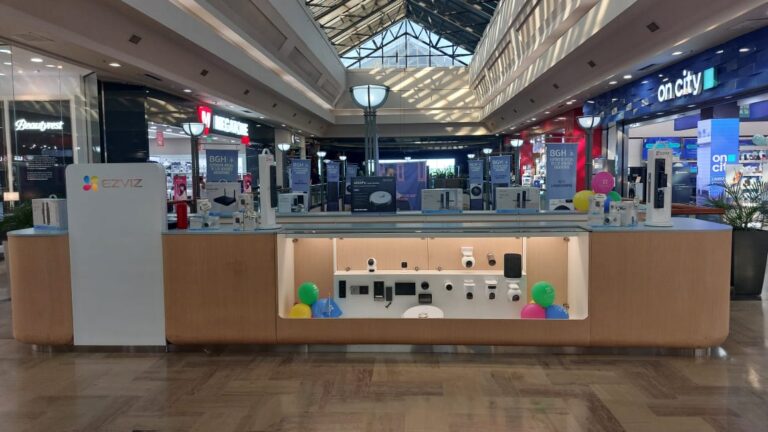 Espacio comercial de Ezviz en un shopping argentino con exhibición de cámaras y dispositivos de seguridad inteligentes
