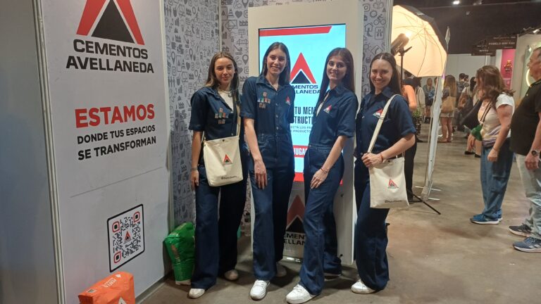Equipo de Cementos Avellaneda en su stand de Puro Diseño 2025 mostrando propuestas creativas con cemento