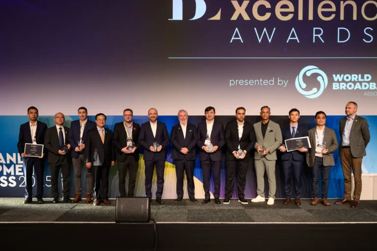 Representantes de Telecom Argentina reciben un premio internacional por proyectos de inclusión digital durante una ceremonia de la World Broadband Association