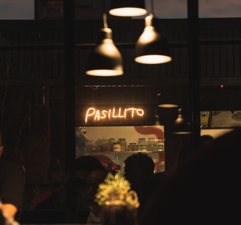 Vista interior de Pasillito en Palermo con luz cálida y ambiente nocturno, ideal para una noche de jazz y whisky