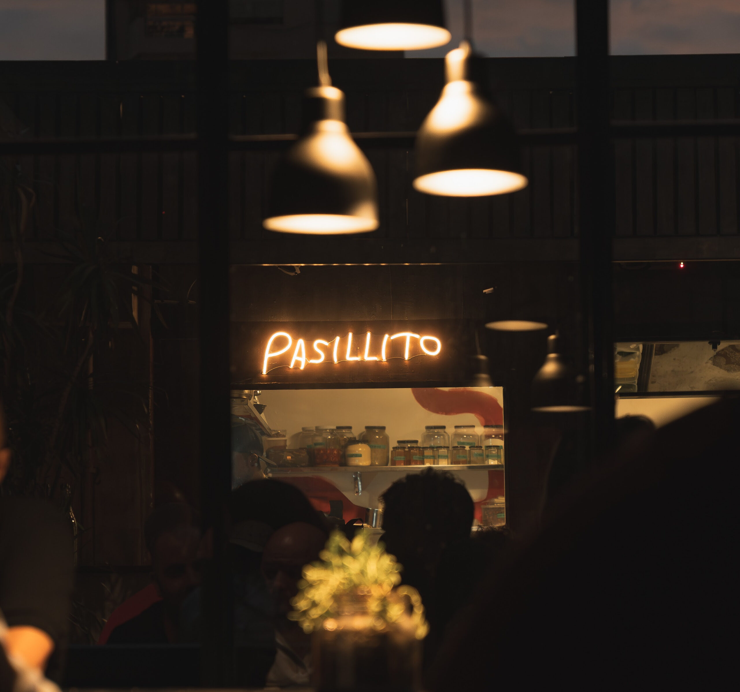 Vista interior de Pasillito en Palermo con luz cálida y ambiente nocturno, ideal para una noche de jazz y whisky