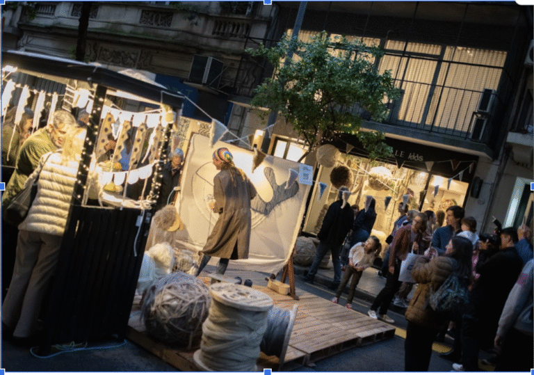 Artista creando en vivo frente al público en la Noche del Diseño en las calles de Distrito Arenales, Buenos Aires