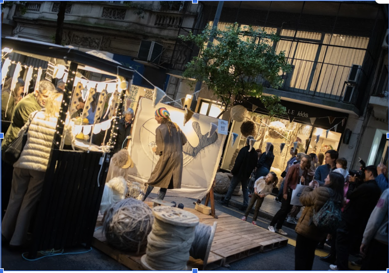 Artista creando en vivo frente al público en la Noche del Diseño en las calles de Distrito Arenales, Buenos Aires