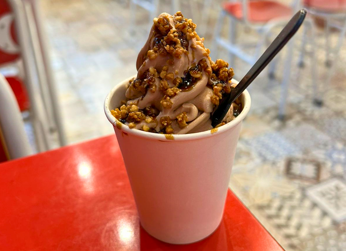 Helado soft de avellanas servido en vaso con crocante y salsa en La Casa Blanca de Habana