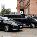 Flota de autos y vans ejecutivos de Universal Traslados estacionados frente a la Casa Rosada en Buenos Aires