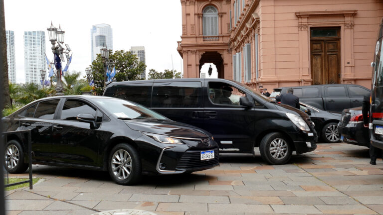 Flota de autos y vans ejecutivos de Universal Traslados estacionados frente a la Casa Rosada en Buenos Aires