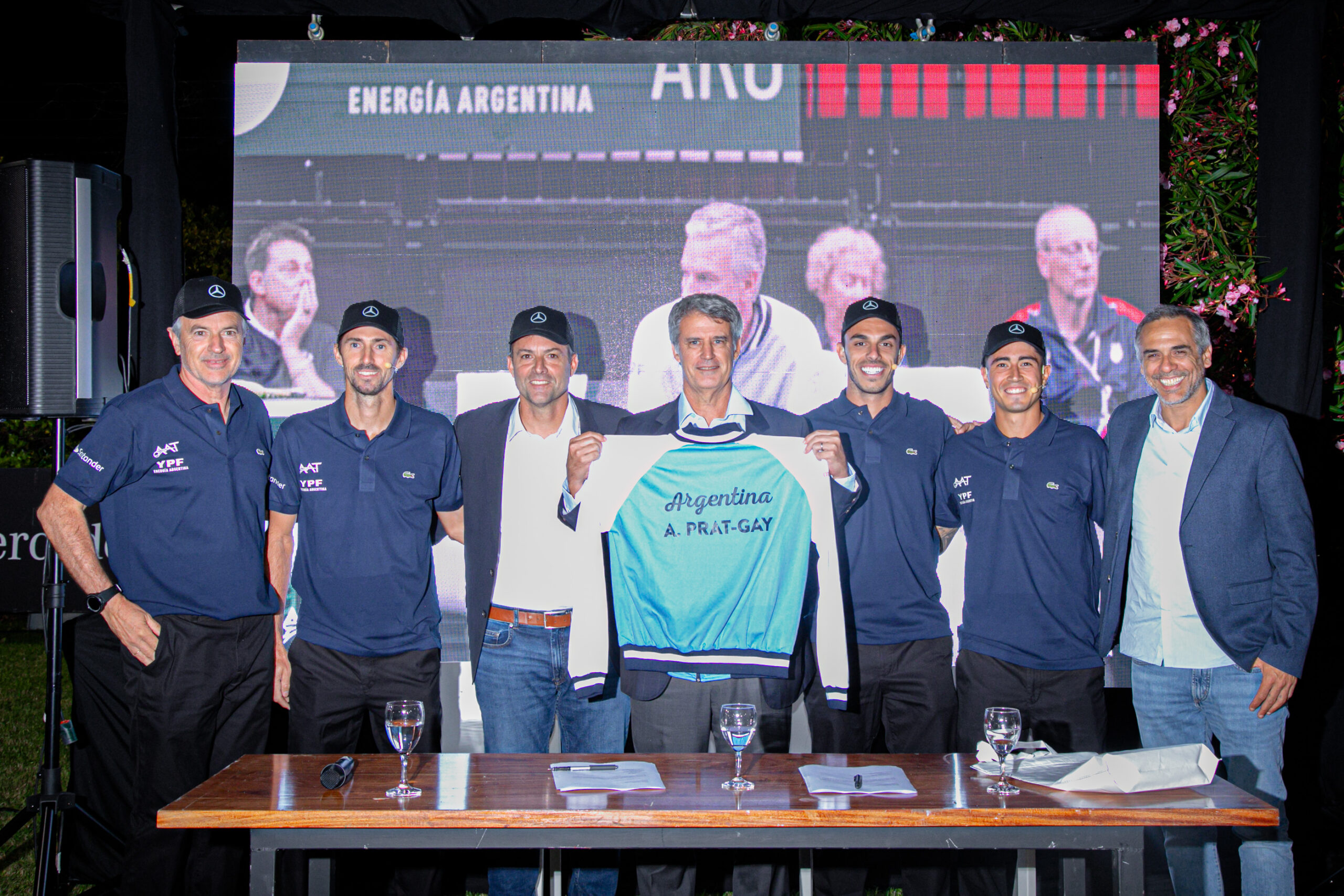 Autoridades de la AAT y jugadores del equipo argentino posan junto a Alfonso Prat-Gay sosteniendo una campera del seleccionado durante el anuncio del auspicio de Mercedes-Benz al tenis argentino