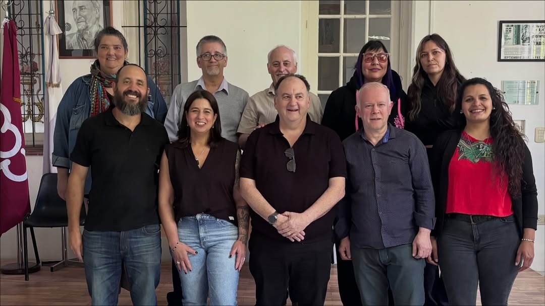 Integrantes de la federación de cooperativas FECOOTRA durante una asamblea con presencia destacada de mujeres en roles de liderazgo