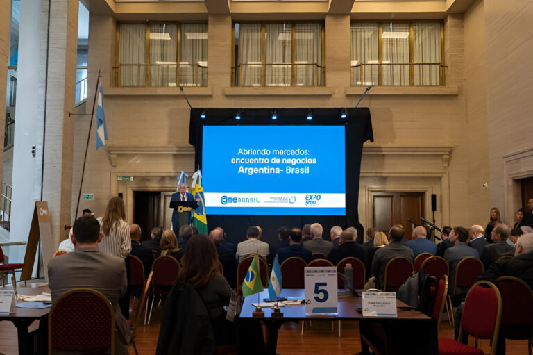 Encuentro de negocios entre Argentina y Brasil organizado por CAME con empresarios y banderas de ambos países en un auditorio