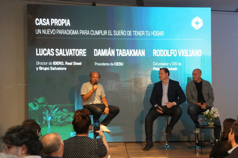 Panel de presentación de Casa Propia de IDERO con Lucas Salvatore Damián Tabakman y Rodolfo Vigliano frente al público