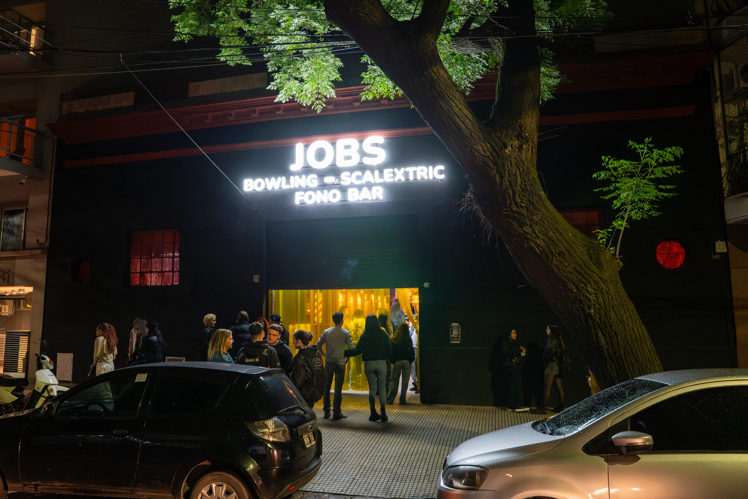 Fachada del nuevo Jobs Fono Bar en Núñez, donde la marca inauguró su tercera sucursal con bowling, Scalextric y propuestas gastronómicas