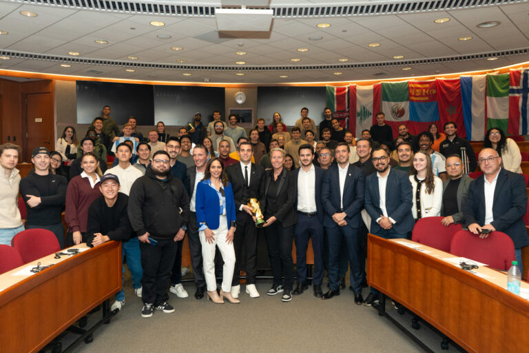 Grupo de estudiantes, docentes y representantes de la AFA reunidos en un aula de la Harvard Business School tras la presentación del caso “AFA Global Brand Expansion”