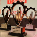 Primer plano de las estatuillas de los Premios PYME que entregan Galicia y Clarín, exhibidas sobre una mesa antes de la ceremonia