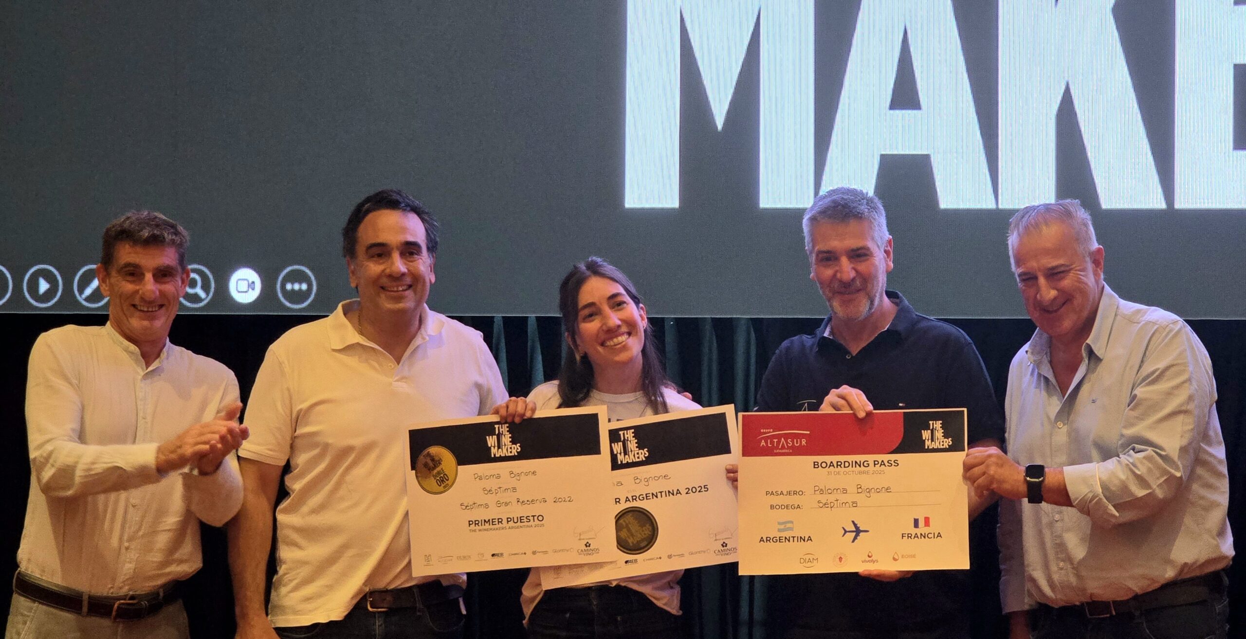 Equipo de Bodega Séptima celebrando el premio The Winemakers 2025 al mejor vino del año en Argentina