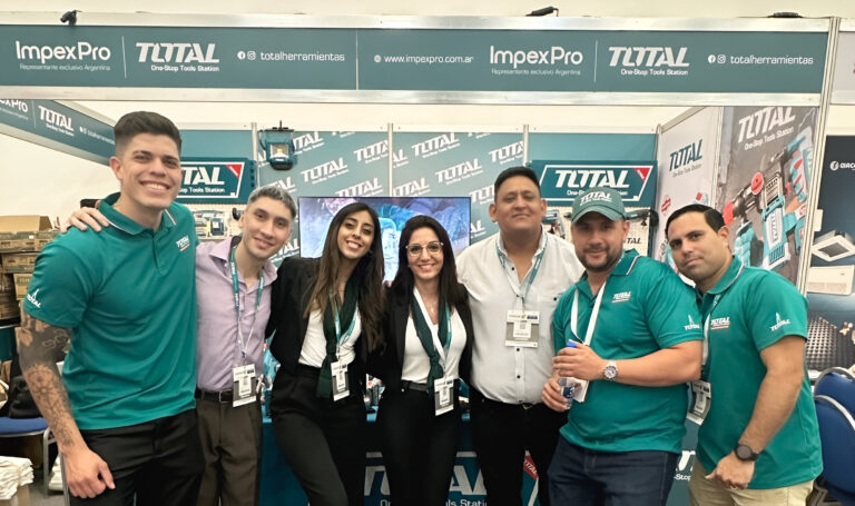 Equipo de TOTAL Herramientas e Impexpro posando en su stand durante las Jornadas Instalar Paraná