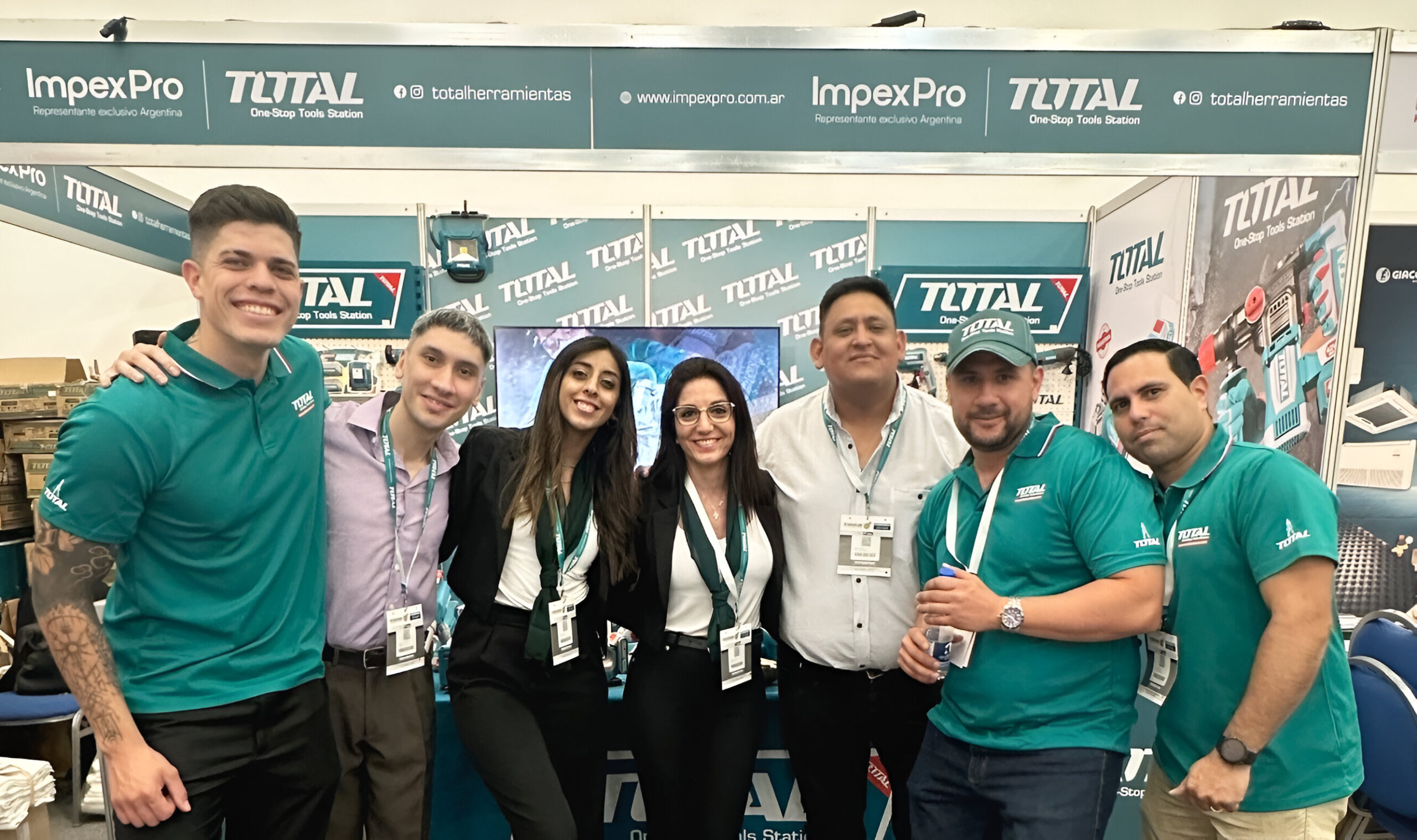 Equipo de TOTAL Herramientas e Impexpro posando en su stand durante las Jornadas Instalar Paraná