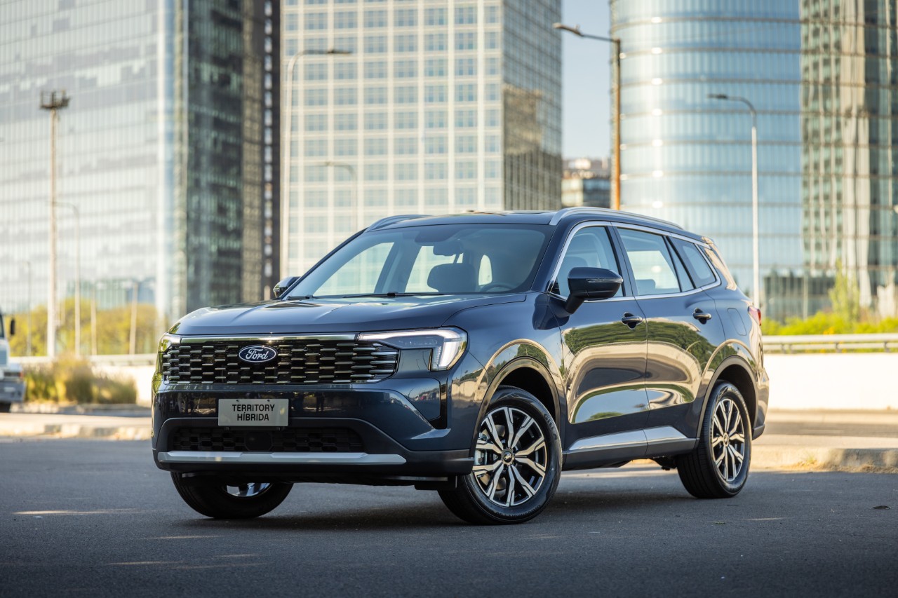Ford Territory híbrida estacionada en una zona urbana moderna con edificios vidriados de fondo
