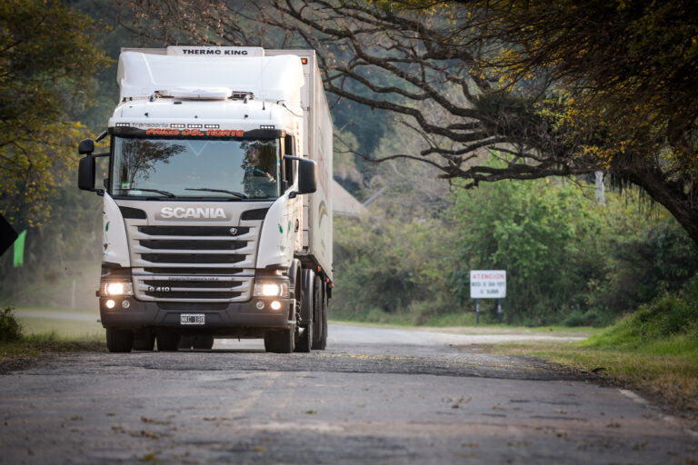 Camión Scania de la línea Usados Seleccionados circulando por ruta en Argentina