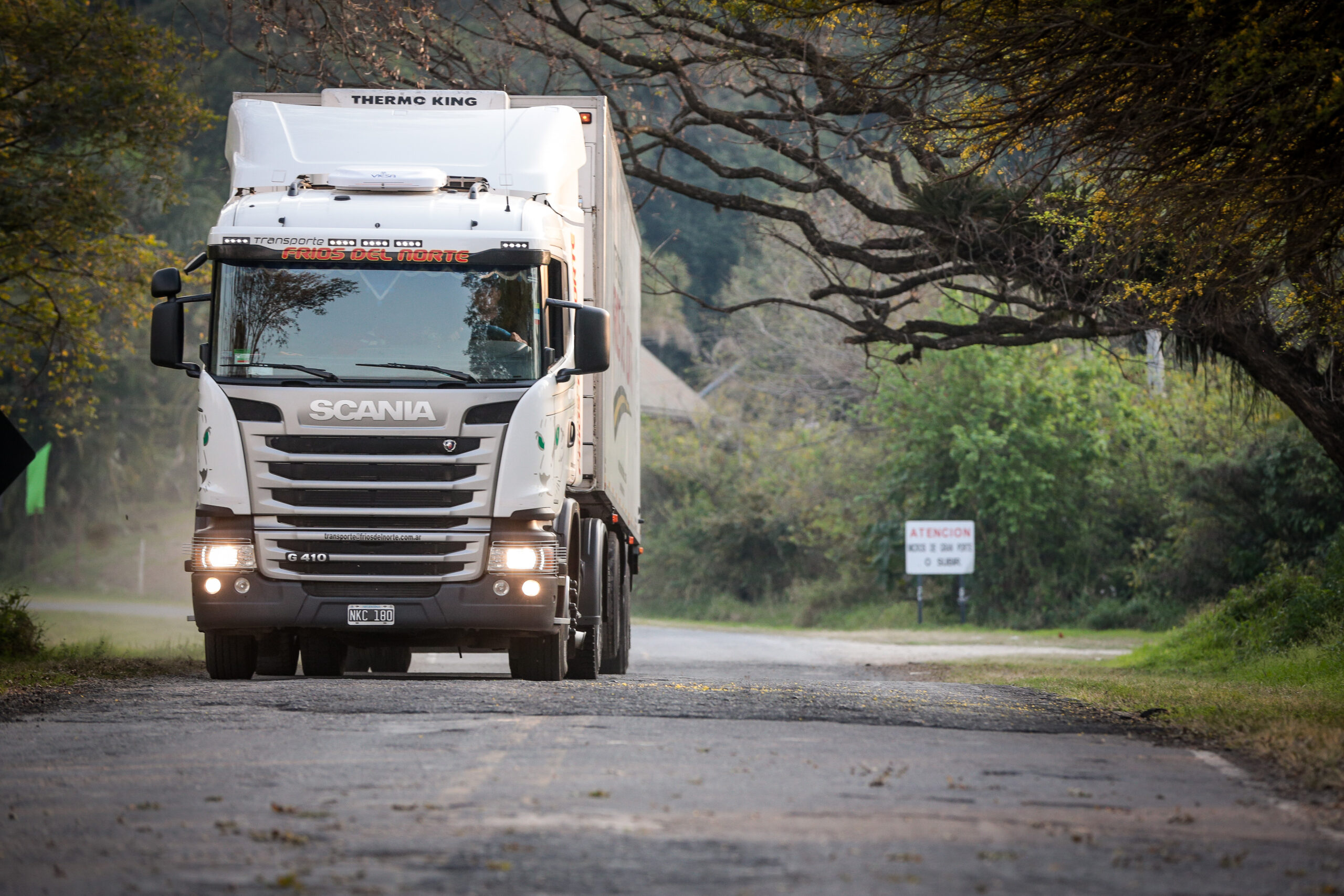 Camión Scania de la línea Usados Seleccionados circulando por ruta en Argentina