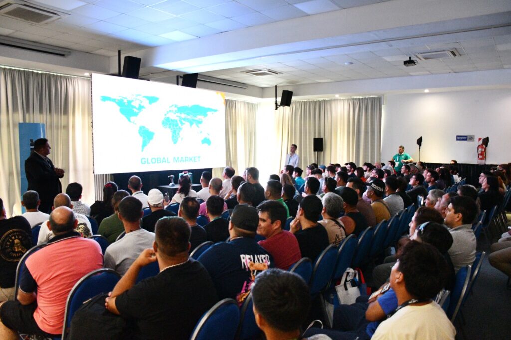 Sala completa durante una presentación técnica en las Jornadas Instalar Paraná con asistentes siguiendo una exposición sobre mercado global