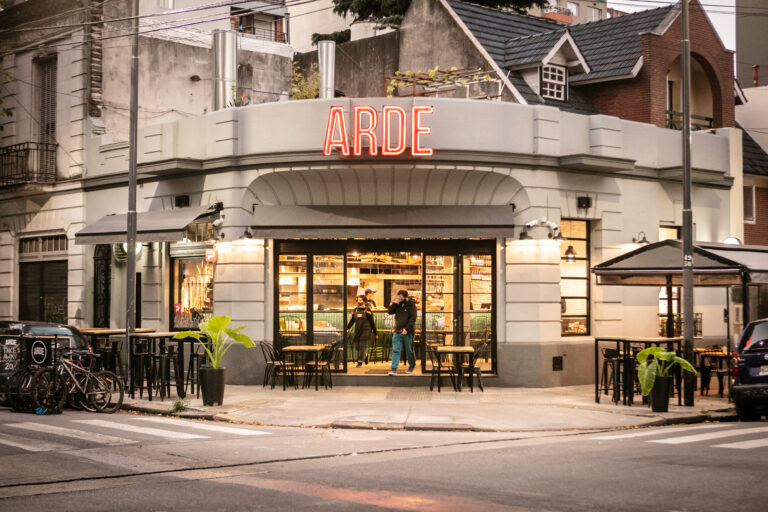 Fachada del restaurante Arde en Buenos Aires iluminada al atardecer donde se realizará la Cata Regional