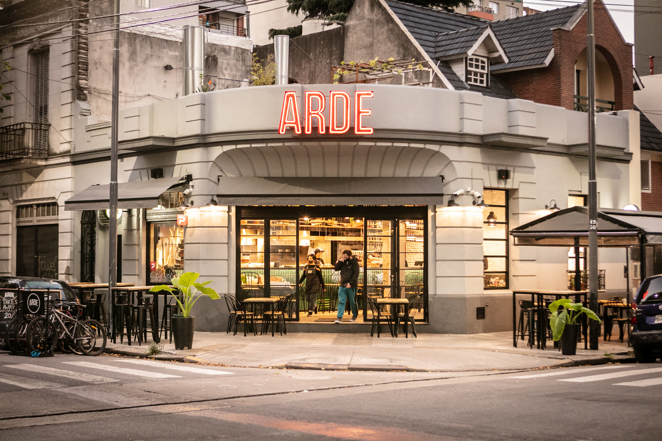 Fachada del restaurante Arde en Buenos Aires iluminada al atardecer donde se realizará la Cata Regional