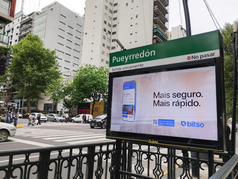 Publicidad de Bitso en la estación Pueyrredón del subte de Buenos Aires, parte de una acción en vía pública realizada junto al equipo de medios de Super