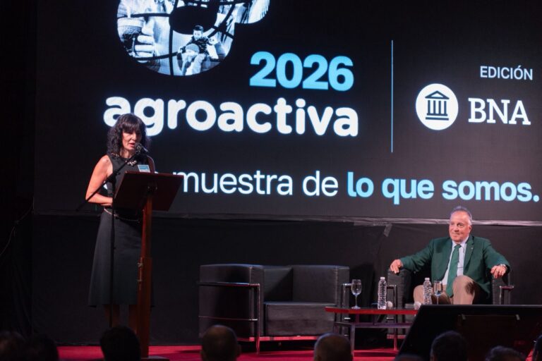 Autoridades en el escenario durante la presentación oficial de Agroactiva 2026, con el logo del evento proyectado de fondo