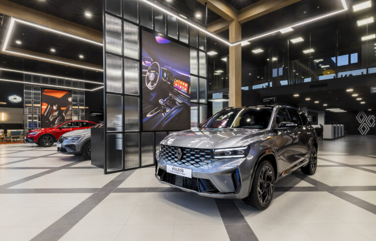 Vista interior del nuevo Electro Care Hub de Renault en Argentina, con vehículos exhibidos en un espacio moderno y tecnológico