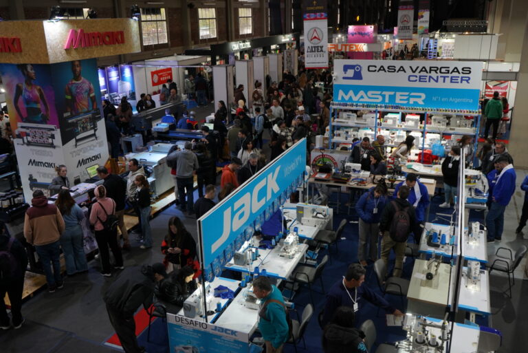 Vista general de la Expo Impresión con stands, maquinaria gráfica y público recorriendo la feria en Córdoba