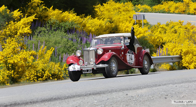 Auto clásico compitiendo en las 1000 Millas Sport de Bariloche durante el recorrido patagónico